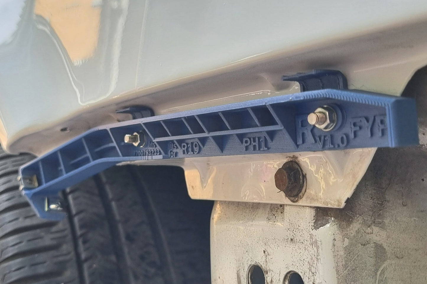 Renault 19 Stoßstangenhalter vorne – Set links & rechts