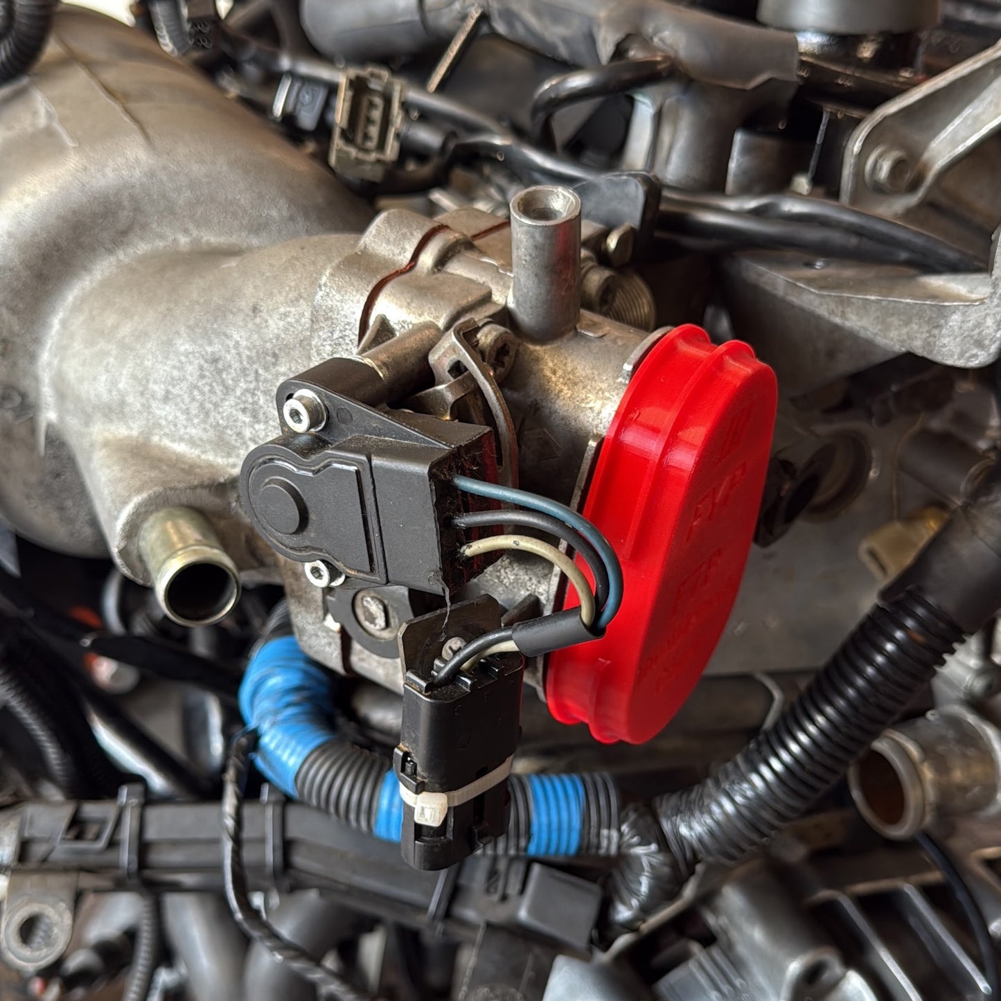 Drosselklappe Renault F7P mit Abdichtkappe am Motor für Nebenlufttest / Renault F7P throttle body sealed on engine for vacuum leak test