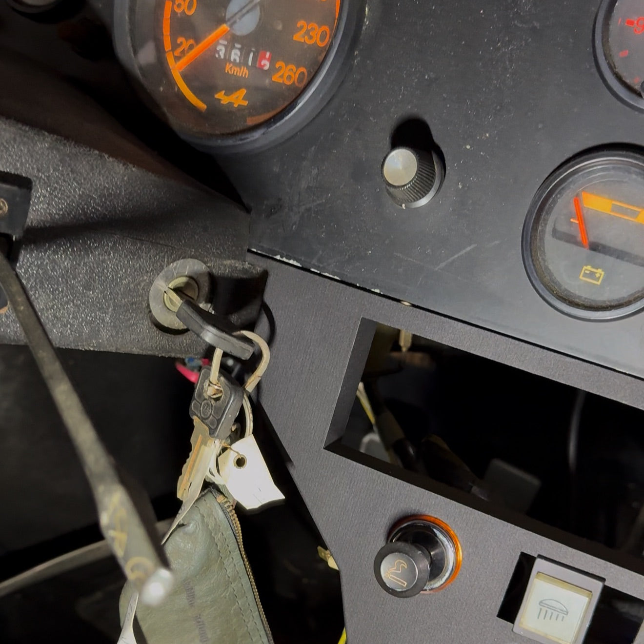 Mittelkonsole Alpine A310 eingebaut im Armaturenbrett Detailansicht / Alpine A310 center console installed in dashboard details