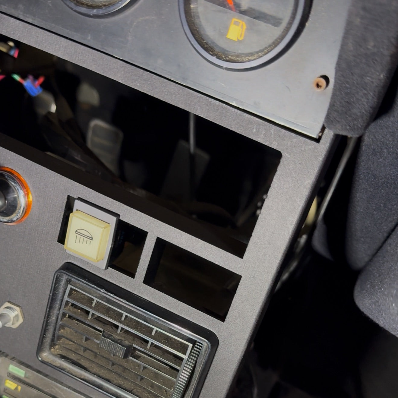 Mittelkonsole Alpine A310 eingebaut im Armaturenbrett Spaltmaße / Alpine A310 center console installed in dashboard gab dimensions