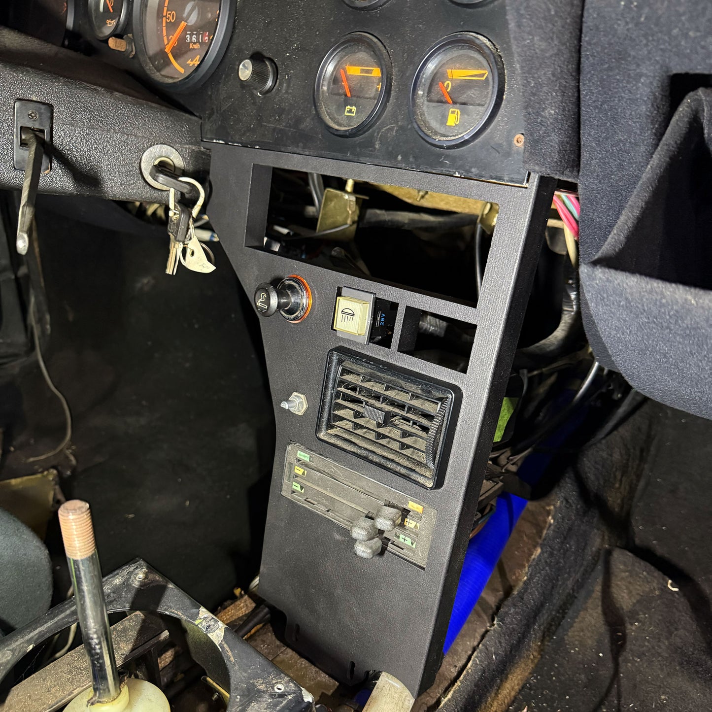 Mittelkonsole Alpine A310 eingebaut im Armaturenbrett / Alpine A310 center console installed in dashboard
