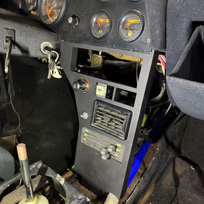 Mittelkonsole Alpine A310 eingebaut im Armaturenbrett / Alpine A310 center console installed in dashboard