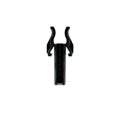 Halteklammer Tachowelle einzeln freigestellt auf Weiß / speedometer cable retaining clip single part on white background