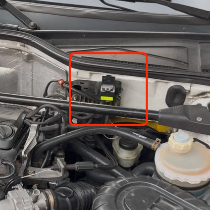 MAP Sensor Renault eingebaut mit Halteclips am Motor / Renault MAP sensor installed with retaining clips on engine