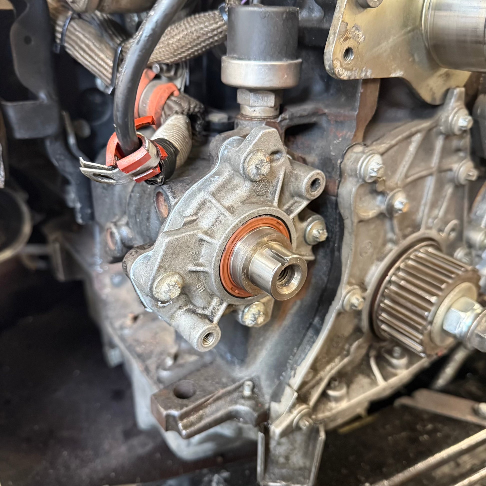 Ölpumpendeckel mit Dichtring und Reparaturhülse Renault montiert / Oil pump cover with seal and repair sleeve installed Renault
