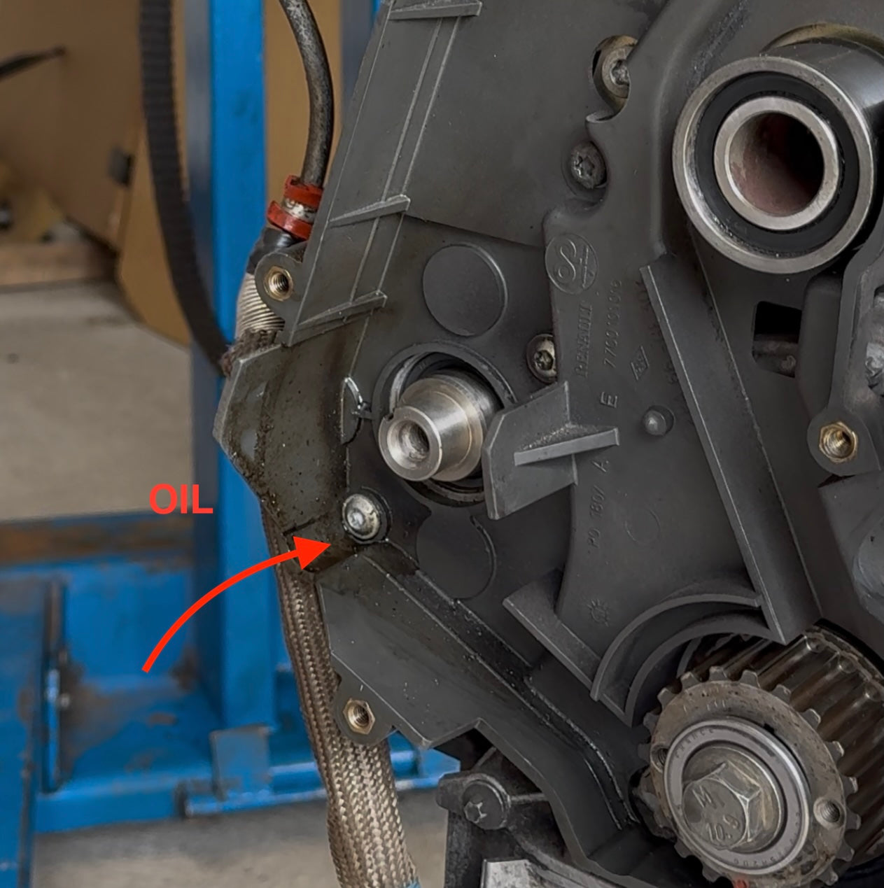 Ölverlust an Ölpumpenwelle Renault eingelaufene Dichtfläche sichtbar / Oil leak at Renault oil pump shaft worn seal surface visible