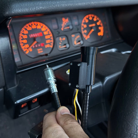 Neue Tachowelle 16V mit Tacho im Hintergrund – Entwicklung French Youngtimer Parts