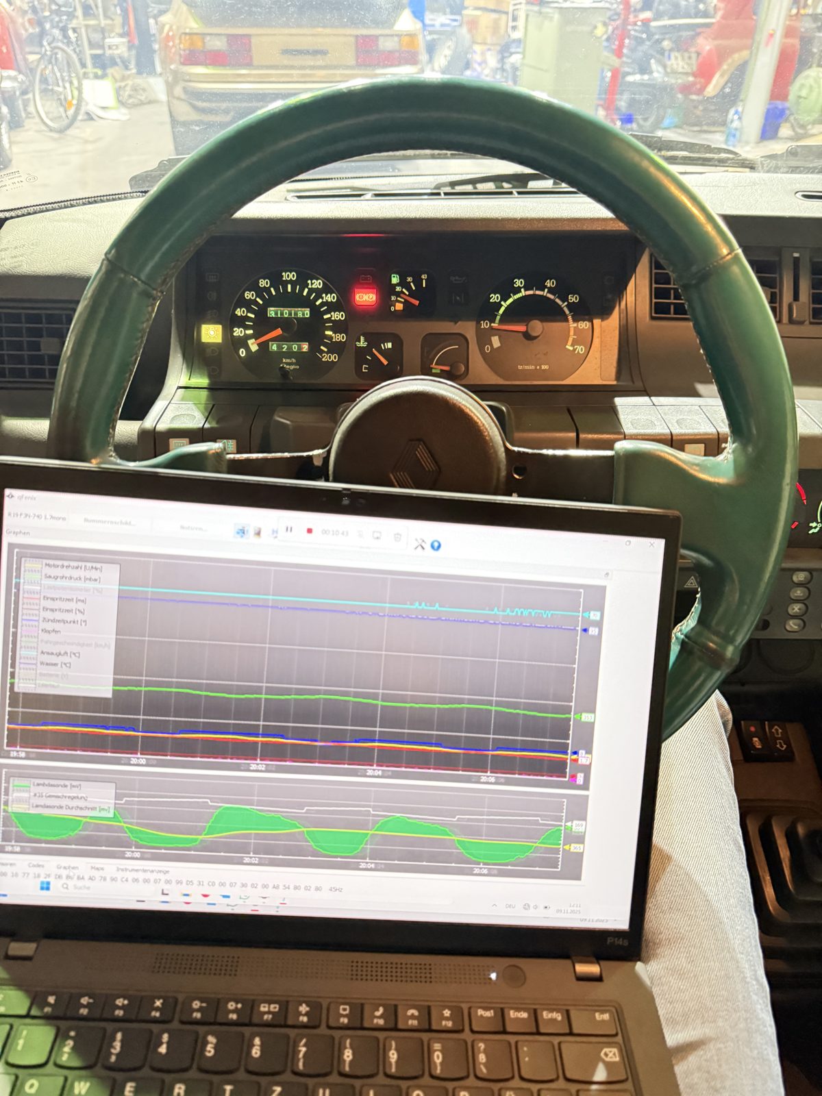 WiFENIX Live-Diagnose im Cockpit eines klassischen Renault